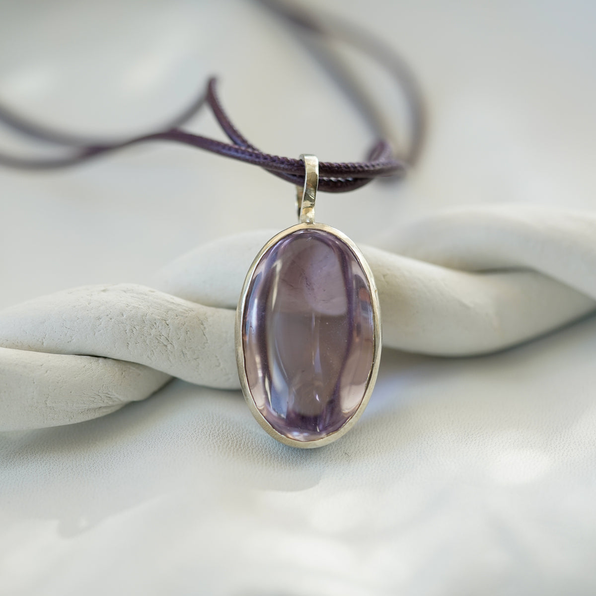 Oval Buff Top Rose de France amethyst necklace in silver