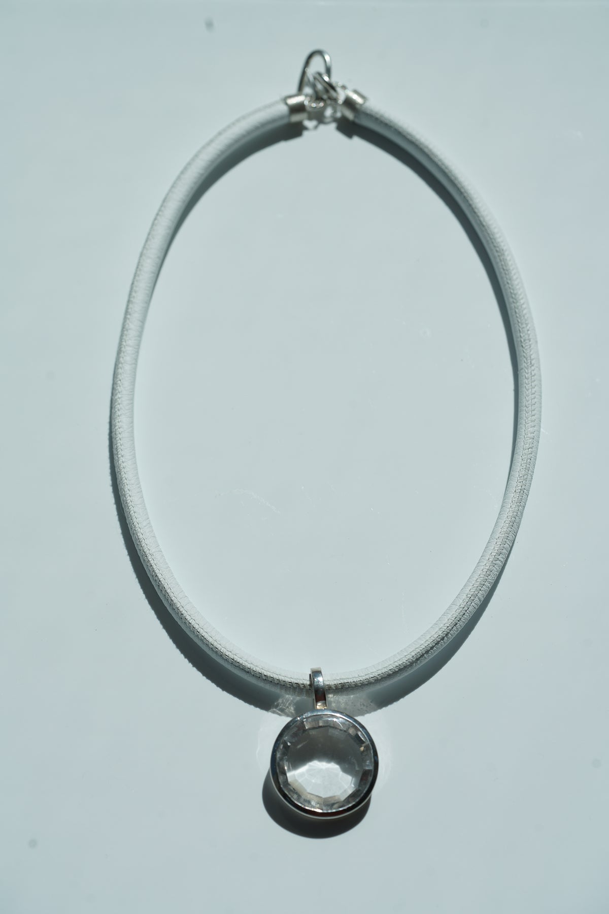 Round white quartz necklace in white nappa leather