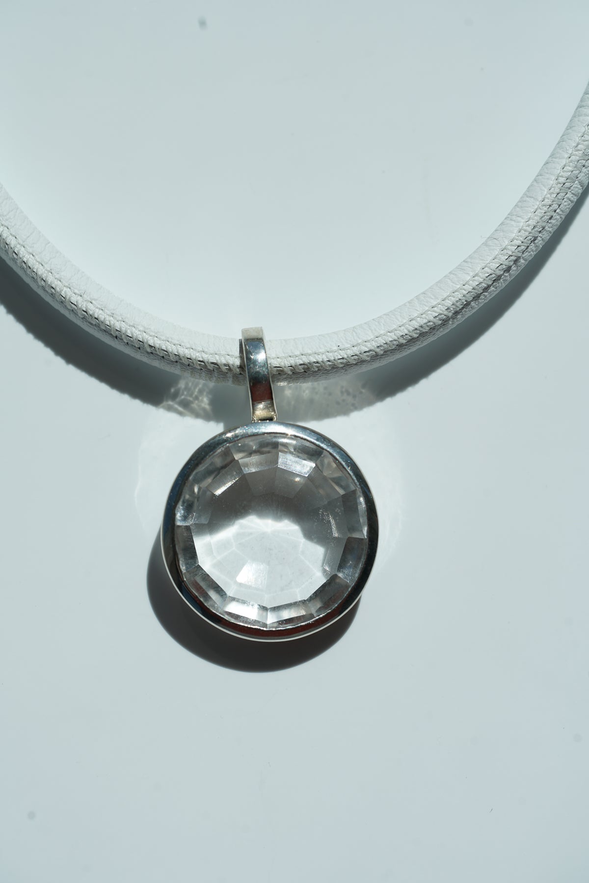 Round white quartz necklace in white nappa leather