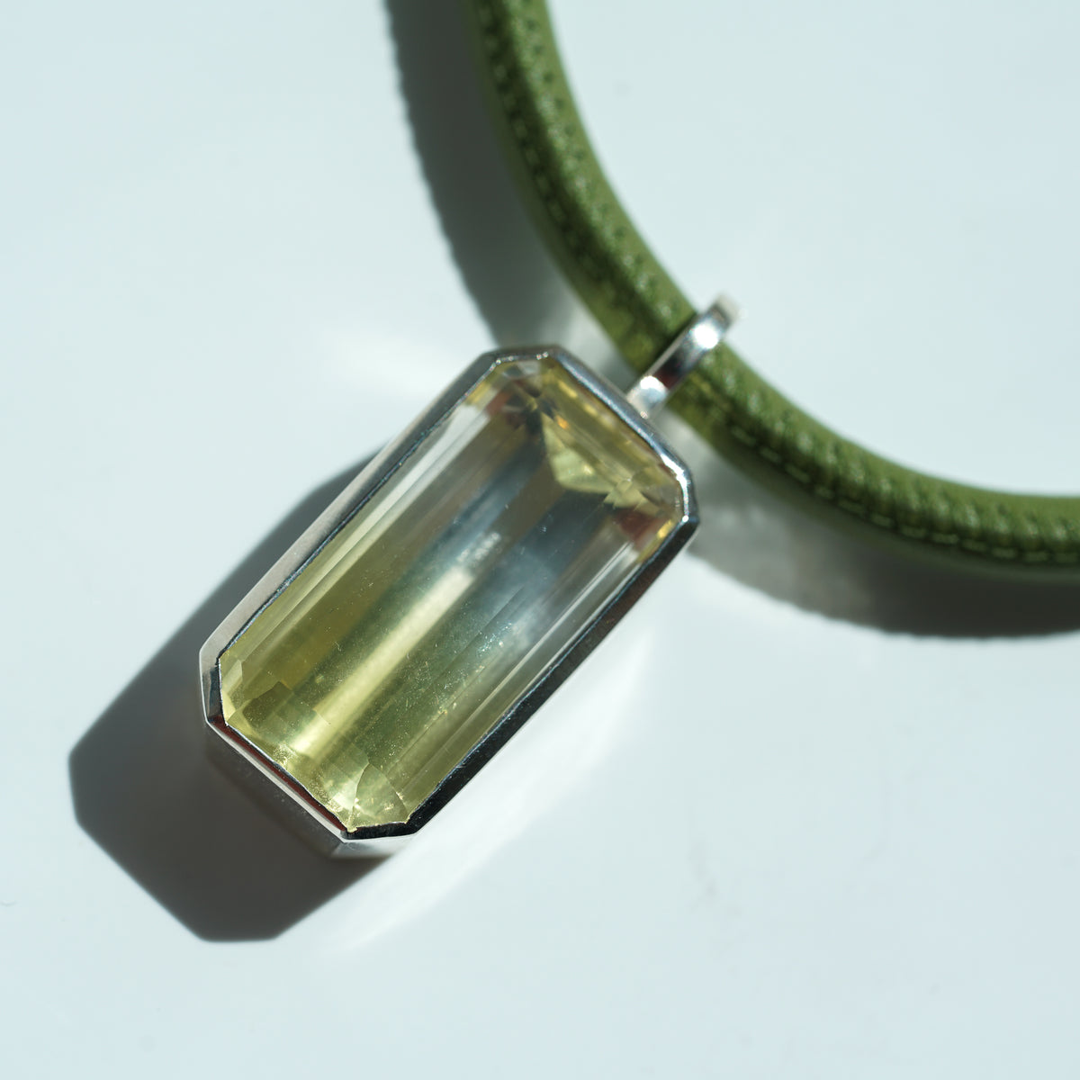 Bi-color lemon Quartz necklace in silver with leather