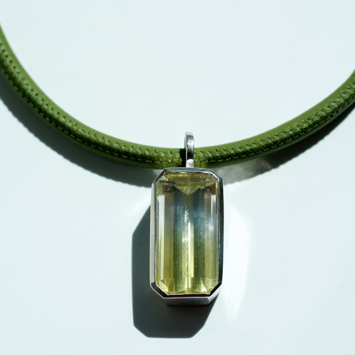 Bi-color lemon Quartz necklace in silver with leather