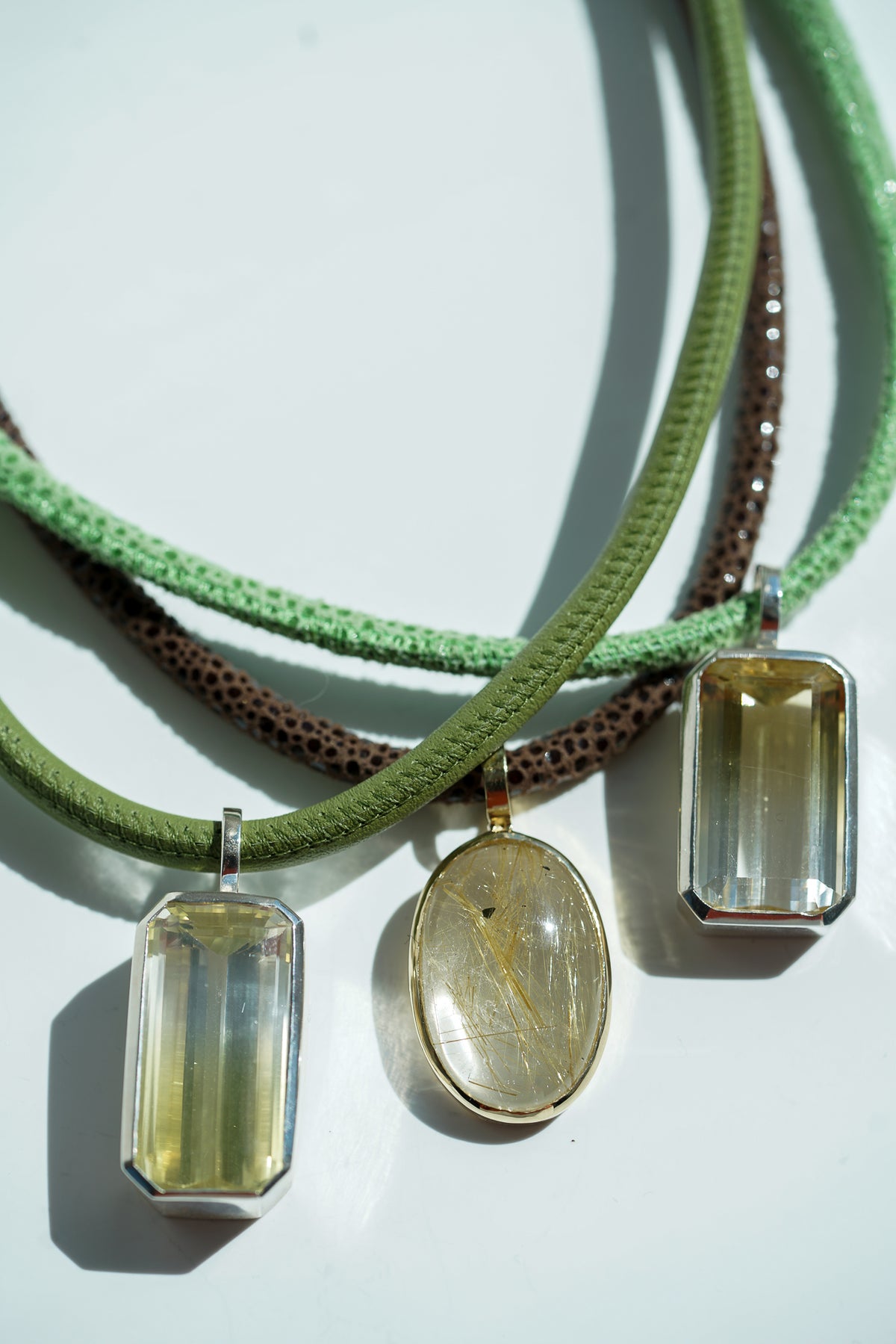 Bi-color lemon Quartz necklace in silver with leather