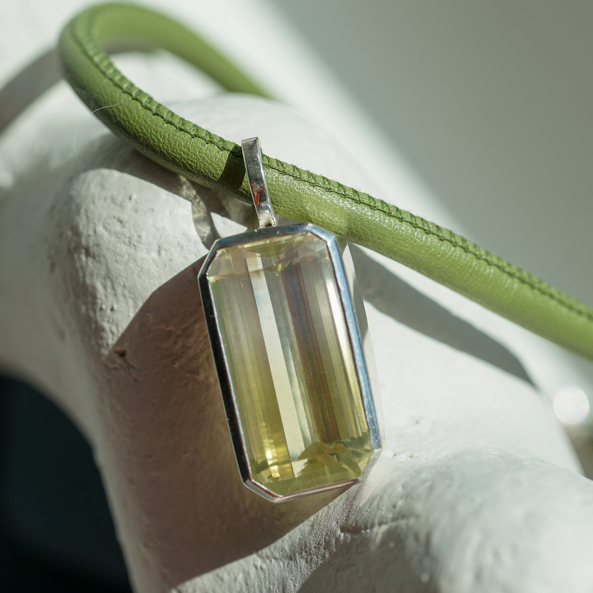 Bi-color lemon Quartz necklace in silver with leather